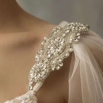 Kvinner Tulle Katedral Gulv Lengde Bryllup Kapper Skulder Imitasjon Crystal Smykker Floral Appliques Bridal Lang Wraps